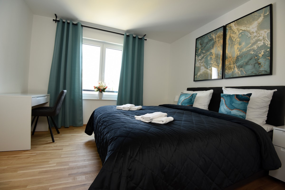 ห้องนอนที่อบอุ่นตกแต่งอย่างมีสไตล์ทำให้การเข้าพักที่นั่นน่าจดจำ 