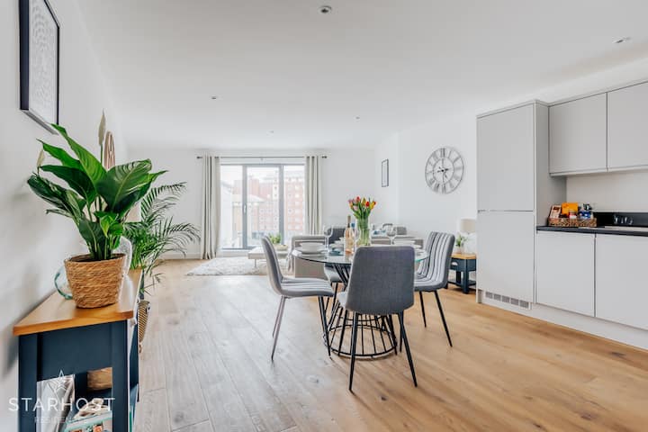 Large 2 Bedroom Apartment In Ocean Village - Southampton
