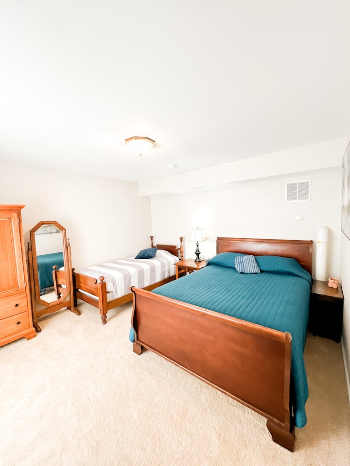 Basement bonus room with Queen and single