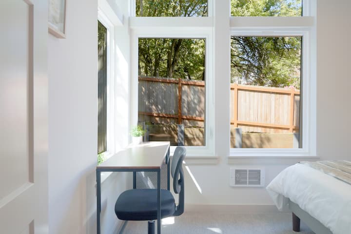 Chambre 2 avec lit Queen Size et espace de travail