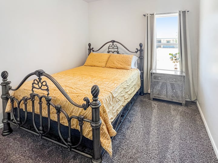 La habitación Queen está situada en el carril tranquilo frente a la vivienda. Este dormitorio ofrece un armario de puerta corrediza para guardar tus pertenencias durante tu estancia.
