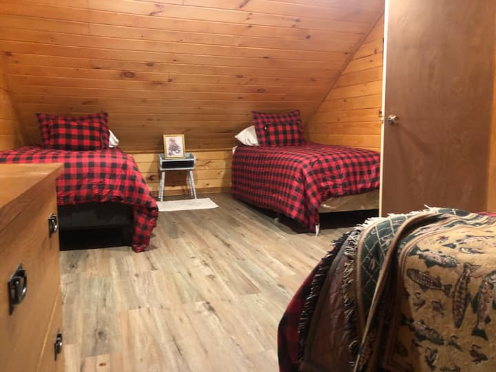 Një krevat dopio "queen" dhe dy krevate dopio në këtë dhomë
Komodinë e disponueshme për veshje 
“Dhomë e mesme” prej tre personash fantastikë për fëmijët!