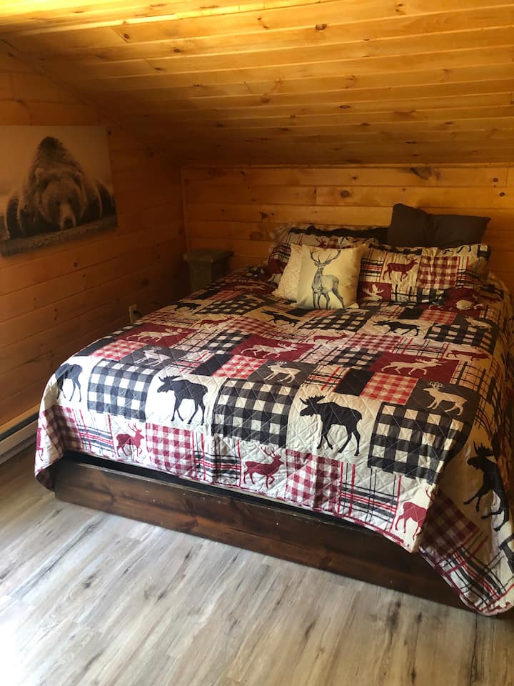 Dhoma kryesore e gjumit, hap dritaren dhe dëgjo rrjedhën e përroit! Pamje e mrekullueshme nga mali për këtë vendndodhje! Personalisht dhoma ime e preferuar!