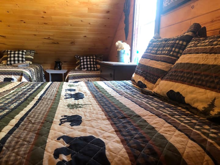 2 krevate dopio dhe 2 krevate dopio në këtë dhomë
Ndodhet përballë banesës. Pamje të mrekullueshme të liqenit nga këtu dhe zjarr kampi