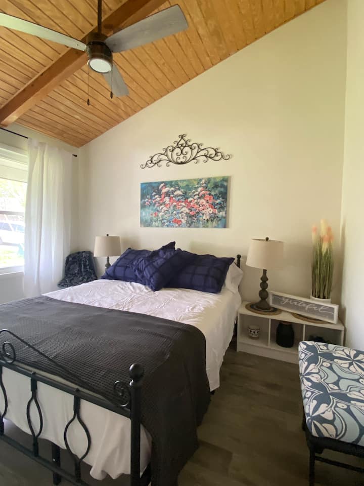 غرفة نوم للضيوف بسرير بحجم كبير