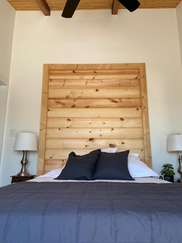 غرفة النوم الرئيسية بسرير كبير وحمام داخلي