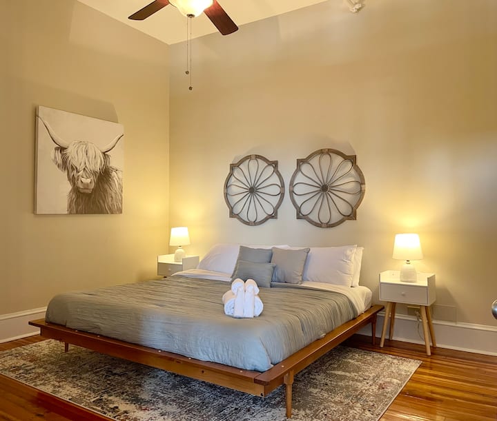 تحتوي غرفة النوم الثانية هذه على مجموعة الغسالة والمجفف وحمامها الكامل المتصل.