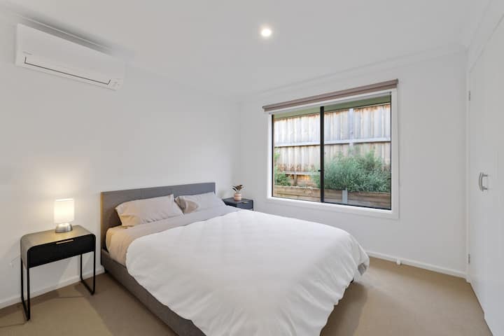 Habitaciones amplias llenas de luz cada una con su propio sistema de aire acondicionado con sistema dividido