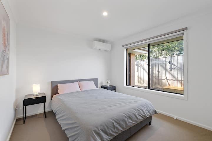 Habitaciones amplias llenas de luz cada una con su propio sistema de aire acondicionado con sistema dividido