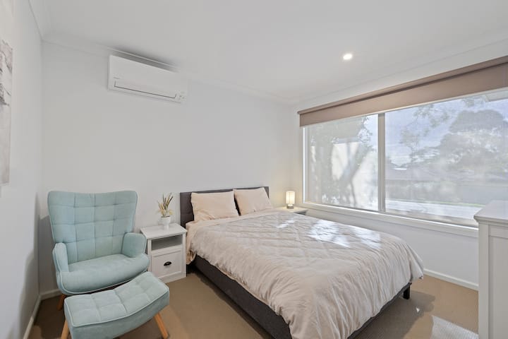 Habitaciones amplias llenas de luz cada una con su propio sistema de aire acondicionado con sistema dividido