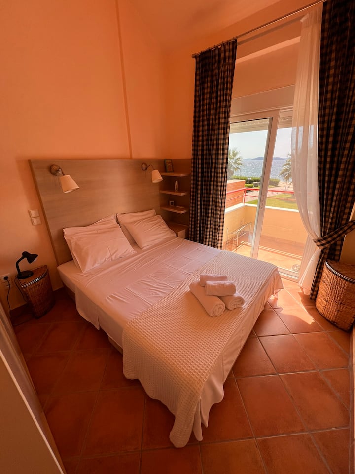 Მთავარი ორადგილიანი საძინებელი ცალკე აივნით