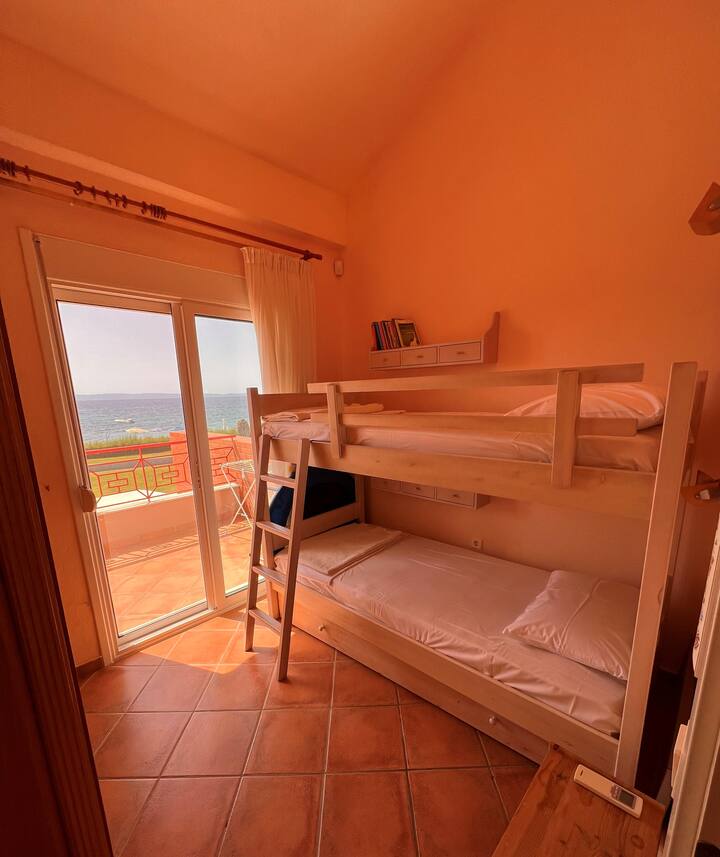 Ორსართულიანი საწოლი ოთახი ცალკე აივნით