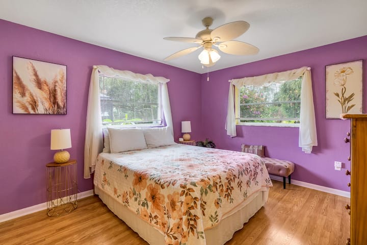 تحتوي غرفة النوم الثانية على سرير بمقاس كبير وزخارف زهرية جميلة