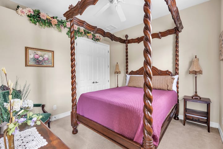 ห้องนอน #2 ให้ความรู้สึกสง่างามตั้งแต่เฟอร์นิเจอร์ไม้สีเข้มไปจนถึงการเน้นดอกไม้