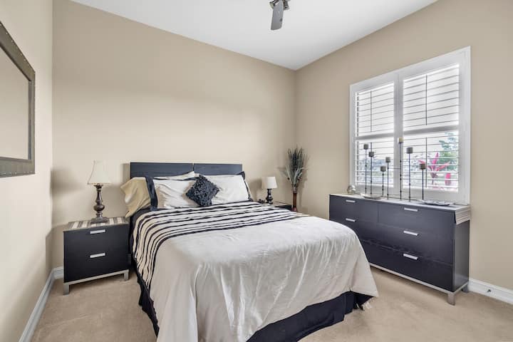 ห้องนอน #3 มีสไตล์ที่ทันสมัยมากขึ้นด้วยความแตกต่างสีขาวดำและการออกแบบที่เรียบง่าย