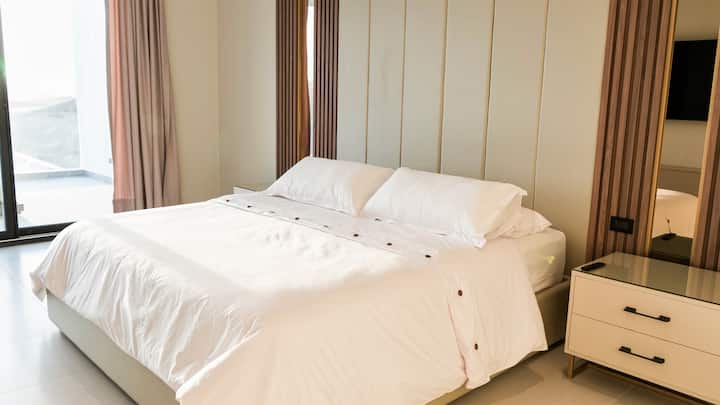 Dhomë kryesore me krevat King Size dhe televizor 65".