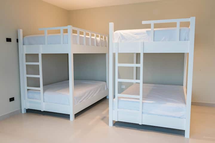 Dhomë me kabinë dyshe, secila 2 copë.