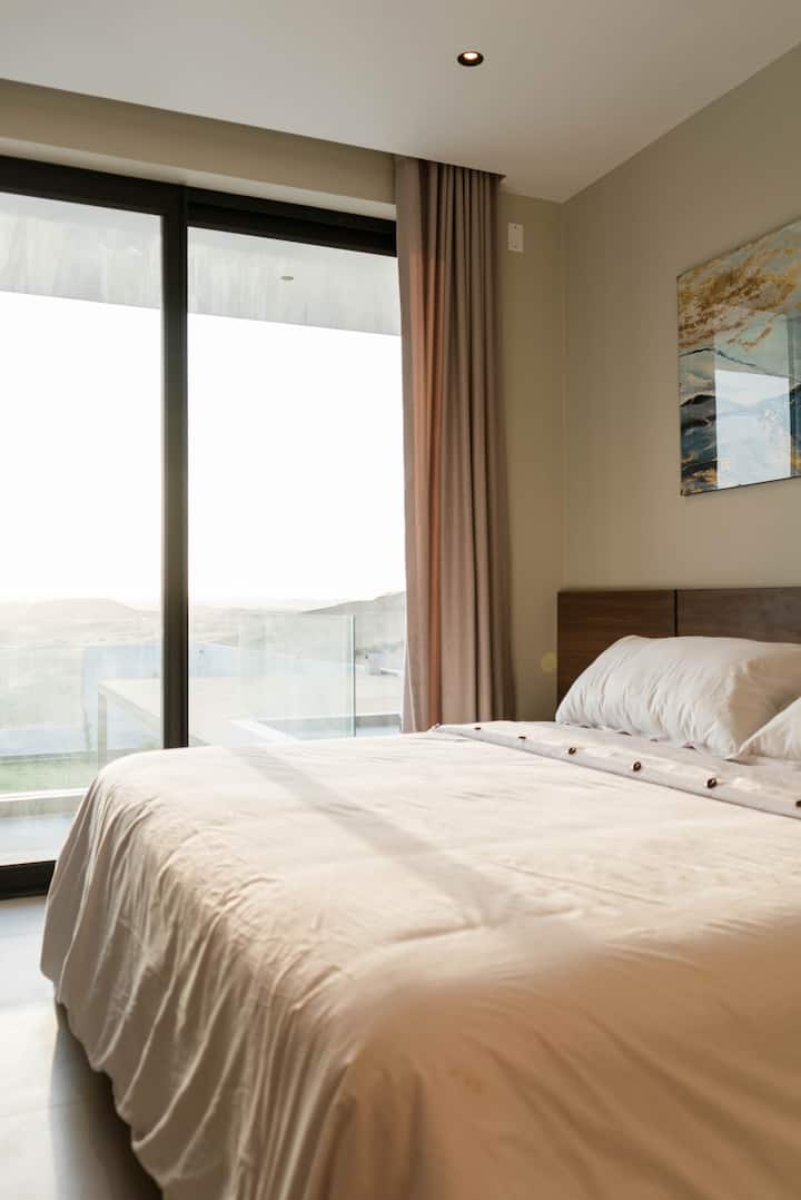 Dhoma e gjumit 1: Krevat dopio "king", banjë dhe dollap.