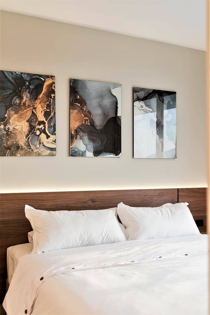 Dhoma 2 me krevat dopio "king size", banjë dhe dollap.