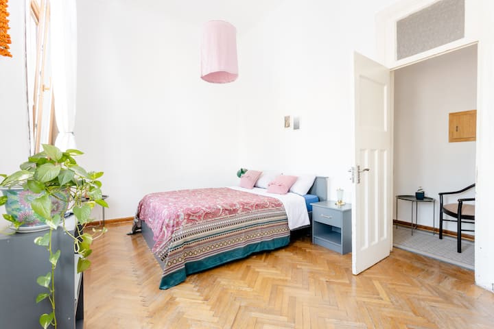 Dhomë gjumi e rehatshme me tavane të larta.
Krevat dopio vjen me një dyshek të ri me shkumë dhe çarçafë pambuku. Dritat e vogla të rehatshme, bimët ofrojnë një atmosferë të këndshme për një pushim të relaksuar në mbrëmje dhe një gjumë të shëndetshëm.