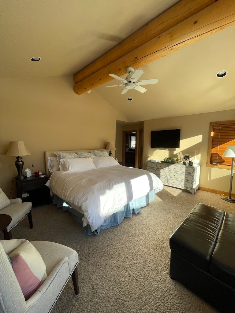 Chumba kikubwa cha kulala kilicho na eneo la kuketi, kabati kubwa la kutembea, bafu kubwa ikiwa ni pamoja na vitambaa viwili, choo tofauti na sehemu kubwa ya kutembea bafuni. Nenda kwenye sitaha yako ya kujitegemea iliyo na beseni la maji moto.