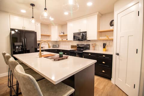 Luxurious Cedar Falls Home w/ Pool Table & Theatre