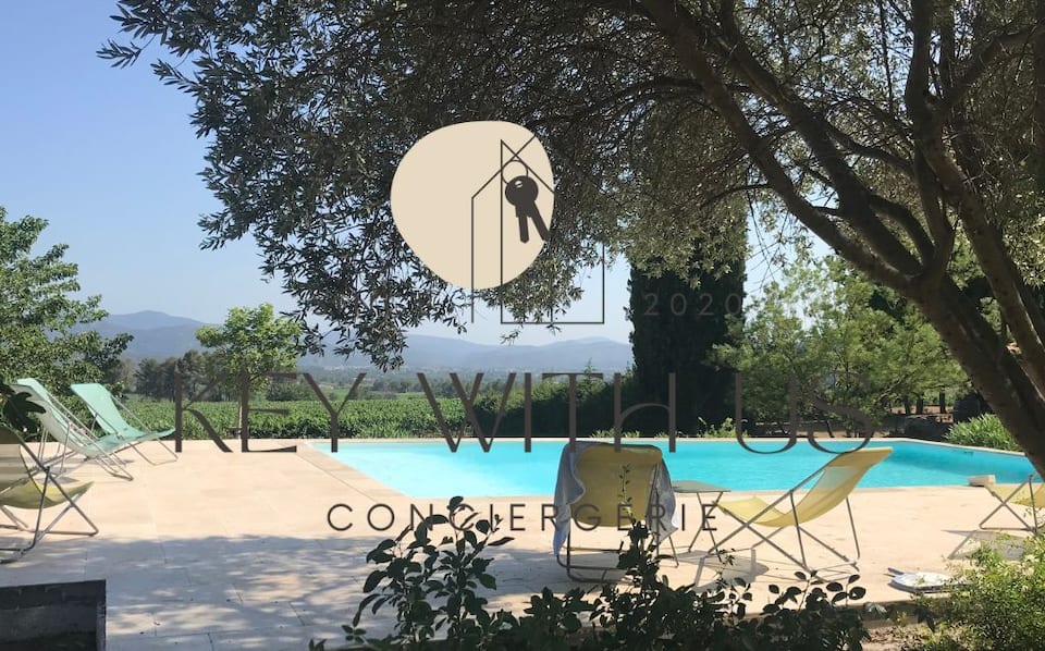 Mas provençal dans un vignoble