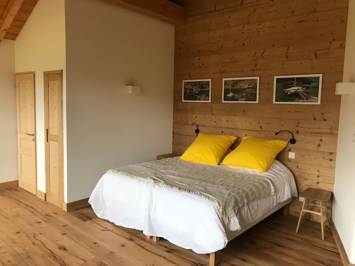 印象的な天井の高さとエンスイートバスルームのある部屋