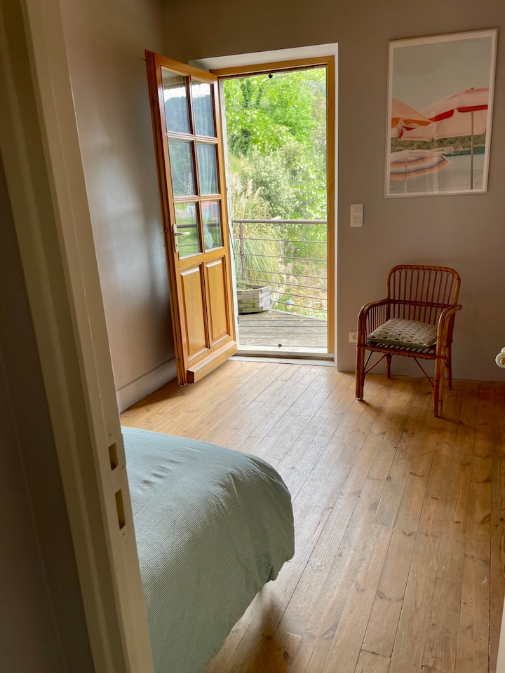 Chambre 3 de 10 m2 avec lit double et accès terrasse.