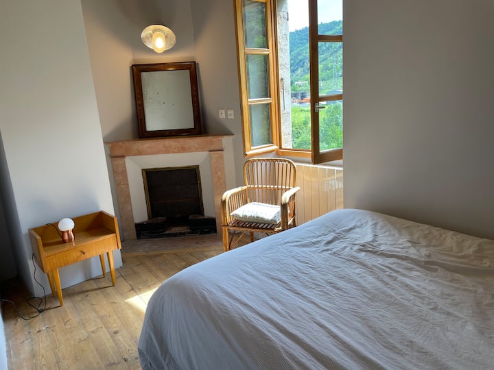 Chambre 2 de 10m2 avec lit double et cheminée 