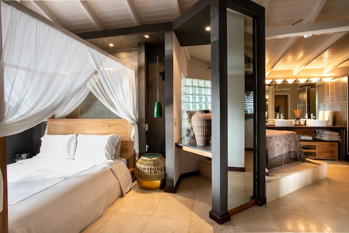 La suite principal cuenta con impresionantes terrazas y vistas al mar, un vestidor y un baño contiguo con una zona de aseo distintiva. Además, hay una cama adicional disponible, lo que permite a los niños descansar muy cerca de sus padres.