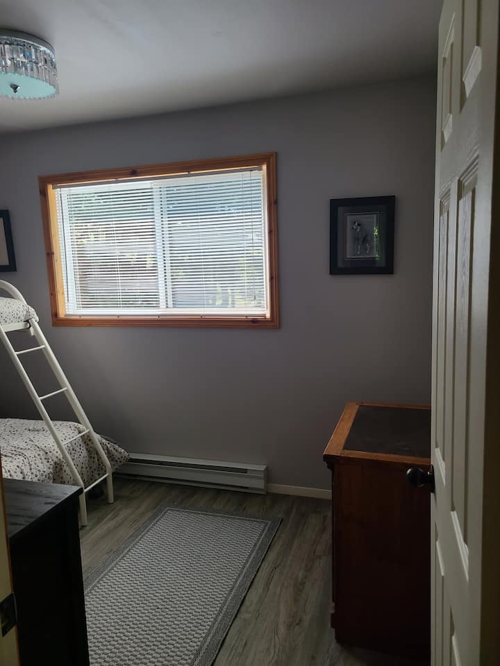 Segundo dormitorio superior con literas.