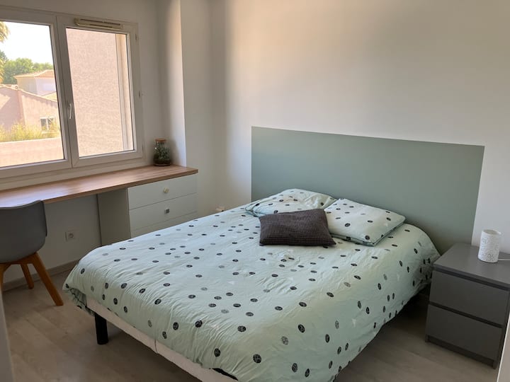 spálňa s manželskou posteľou a šatníkom