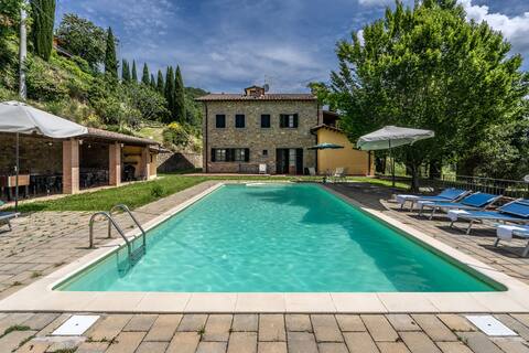 Casale in pietra con piscina vicino ad Arezzo