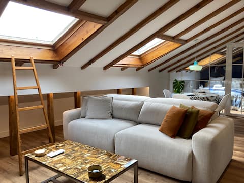 Top Airbnb: Maitetxu: Charming penthouse. Parking option. in Hondarribia/Fontarrabie