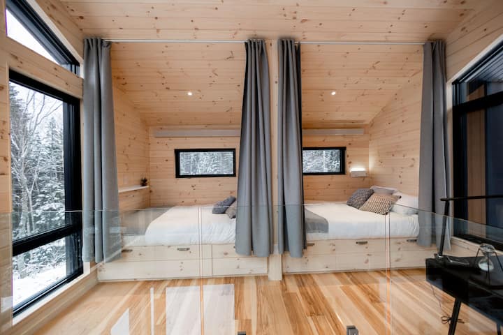 2 camas de estilo "cabin" situado en el piso de arriba separado por una pared - cortinas opacas y unidad de calefacción independiente en cada cabaña una magnífica vista de la naturaleza y las montañas. Perfecta disposición para vivir un momento memorable en familia