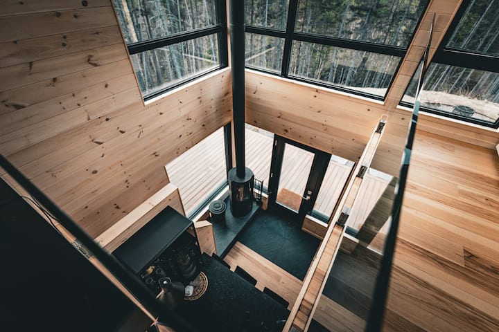 Planta baja con techo de catedral - un sofá cama - mesa ajustable que se convierte en una mesa de comedor - estufa de leña de estilo STUV, baño con ducha - lavadora/secadora (2 en 1 ) y una cocina completa equipada. Espacio de oficina en la entreplanta.