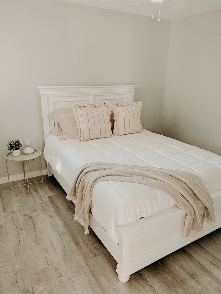 Bedroom 2 - Queen bed