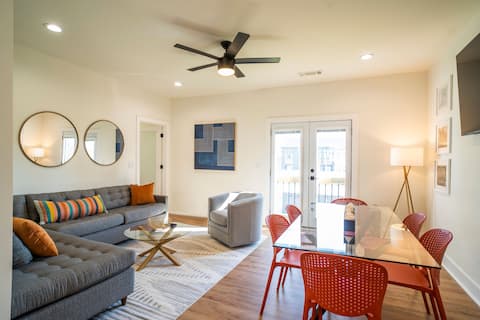 Top performing Airbnb: 5BR/4BTH Home, Putting Green, Walk to Restaurants! in East Lake