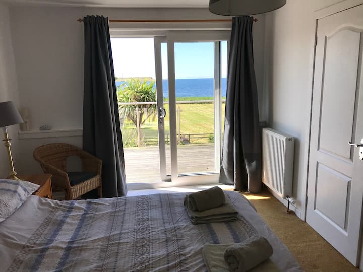 Spálňa s manželskou posteľou na poschodí sa otvára na balkón a má vlastnú kúpeľňu so sprchovacím kútom a samostatné WC s vlastnou kúpeľňou.