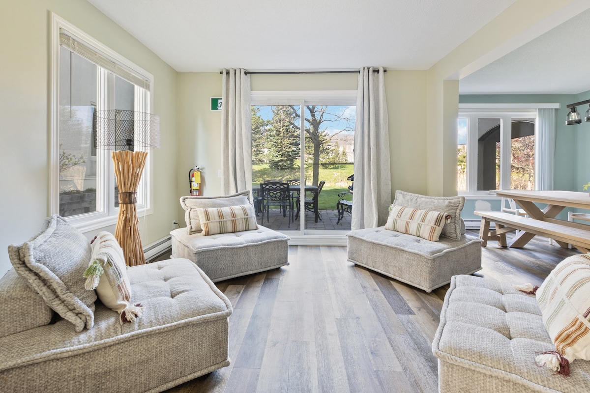 הריבועים האלה הם ספה נפתחת מודולרית שניתן לחבר יחד כדי ליצור 2 יחידים או קווין סייז אחד.