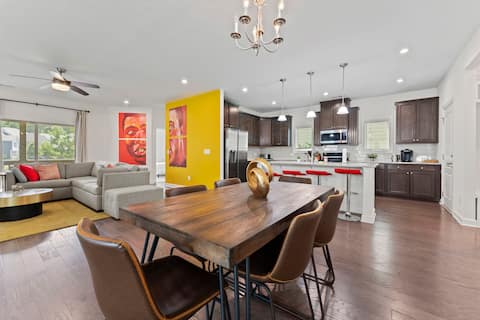 Luxury Bnb Retreat with Home Theater & Art Gallery