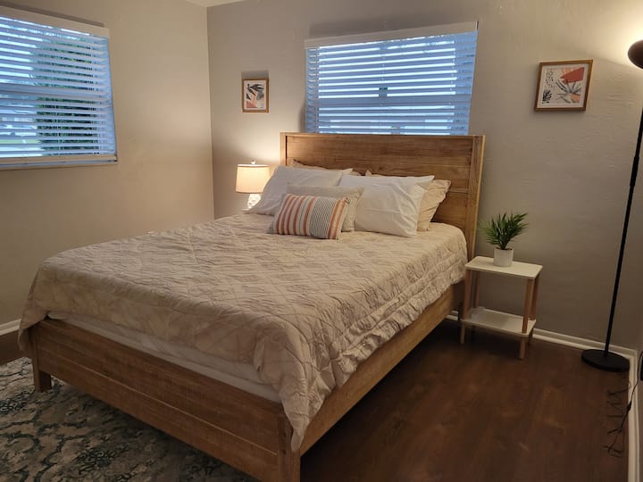 Საძინებელი 2 152 × 203 სმ ზომის საწოლით