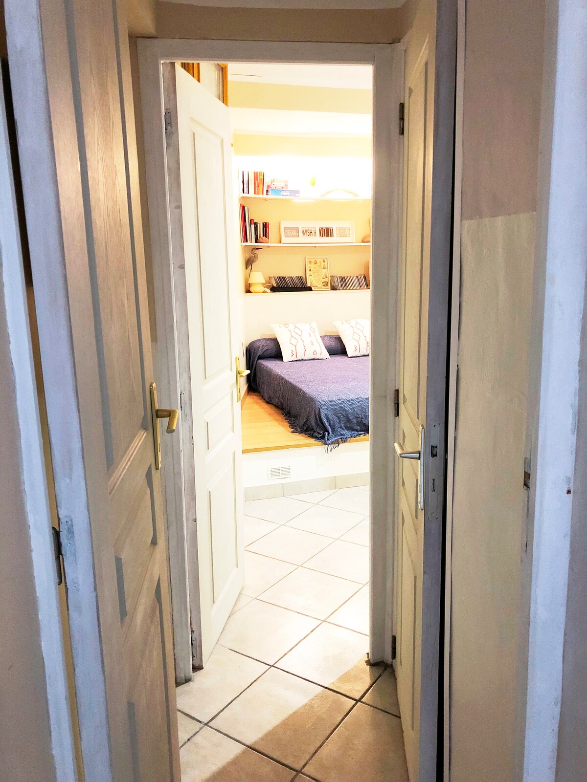 مدخل صغير للوصول إلى غرفة النوم والمرحاض