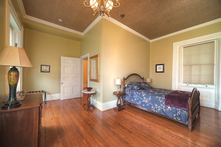 First floor queen sized bedroom.