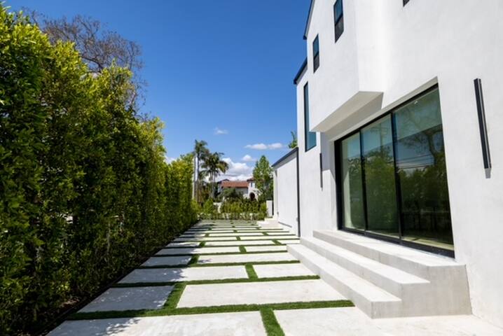 Modern Serene House in Prime LA! gallery image 3