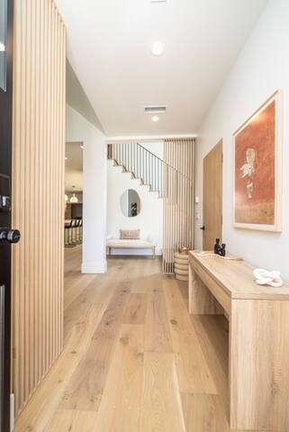 Modern Serene House in Prime LA! gallery image 4