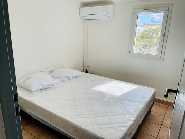 ห้องนอนใหญ่ชั้นบนพร้อมเตียงควีนไซส์ (160 * 200) ที่นอน bultex ใหม่และเครื่องปรับอากาศ 