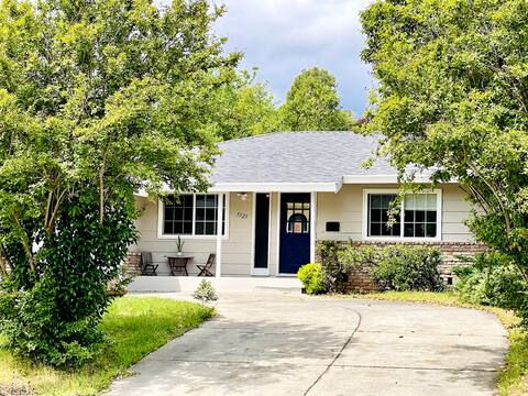 Family Retreat: 3BR Cozy Haven with Playground