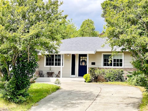 Family Retreat: 3BR Cozy Haven with Playground